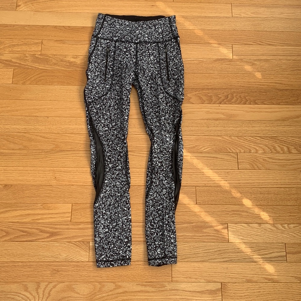 Lululemon Black and White Print Leggings Size 2. Mesh Detailing and Floral